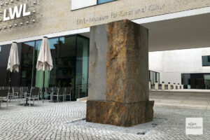 „Granit (Normandie) gespalten, geschnitten, geschliffen“ von Rückriem aus dem Jahr 1985 vor dem LWL-Museum. (Foto: Michael Bührke)