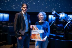 Die Astrophysikerin Dr. Raffaela Busse (rechts) präsentiert zusammen mit dem Leiter des Planetariums Dr. Tobias Jogler die neue Planetariumsshow. (Foto: LWL / Steinweg)