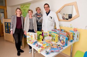 Hildegard Peppinghaus (2.v.l.) übergab die Spende an Sabrina Schulz, Karin Wrede und Dr. Otfried Debus (v.l.) vom Clemenshospital. (Foto: Clemenshospital)