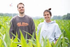 Im Kurs „Offen für Abstand“ haben sich Jonas Ritgen und Mira Schneider mit städtebaulichen Rastern auseinandergesetzt. Die Route im 45.000 Quadratmeter großen Maislabyrinth in Münster-Nienberge hat das Straßenraster von Paris, Barcelona und Venedig als Vorbild. (Foto: FH Münster/ Anne Holtkötter)