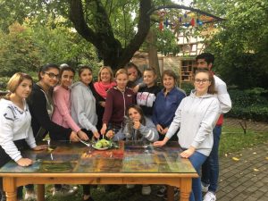 Sie sammelten Rezepte und entwarfen ein Kochbuch – Schülerinnen und ein Schüler der Waldschule Kinderhaus am „Tisch der Verständigung“ mit Lehrerin Gisela Klatt (Mitte) und Karin Gindler-Hilge (re.). (Foto: Gintare Skroblyte)