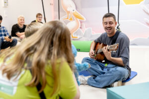 Musik kann eine positive Wirkung auf den Heilungsprozess haben“, sagte Dr. Otfried Debus, Chefarzt der Kinder- und Jugendmedizin im Clemenshospital. (Foto: Sarah Kaiser)