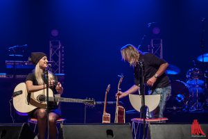 Vanessa van de Forst und Michael Voss richten sich auf der Bühne ein. (Foto: sg)