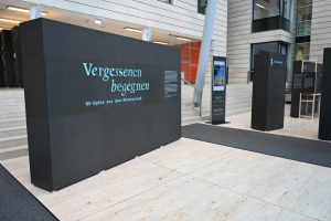 Bis zum 17. Juni ist die Ausstellung „Vergessenen begegnen“ in der Bürgerhalle der Bezirksregierung am Domplatz zu sehen. (Foto: Bezirksregierung Münster)