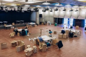 Die Stadt Münster stockt die Vergabe von Masken durch Bund und Land mit weiteren Schutzmasken auf. Viele fleißige Hände stellen die Post zusammen, um Kontakte zu vermeiden. (Foto: Amt für Kommunikation, Stadt Münster)