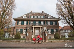 Ab September beleuchtet eine neue Sonderausstellung am Außenzaun der Villa die Spuren von deutschen Polizisten, die in Polen zu Mördern wurden. (Archivbild: Michael Bührke)