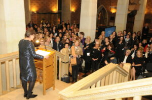 Dagmar Merfort, Vorsitzende der Frauen u(U)nternehmen, begrüßt traditionell Unternehmerinnen und „Women in Business“ zum WIB-Dinner im Historischen Rathaus. (Foto: Frauen u(U)nternehmen)