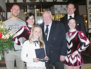 Stehen ein für den Tanzsportverein (v.l.): Marcel Krautwald, Johanna Schulz, Annerose Jung, ​der Geehrte ​Wolfgang Kötterheinrich, Caro Haake und Jürgen Felmet. (Foto: Schlossgeister).