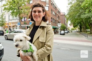 Was für die meisten Menschen nur Häuserzeilen sind, ist für die Münsteranerin Helen Stelthove das Jagdgebiet für WLAN-Namen. Ihr Hund Johnny leistet dabei als Spürhund wichtige Dienste. (Foto: Michael Bührke)