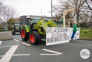 Auf dem Weg zur Demo auf dem Domplatz legten die protestierenden Bauern den Verkehr in Münster zeitweilig lahm, wie hier am Ludgeriplatz. (Foto: Michael Bührke) 