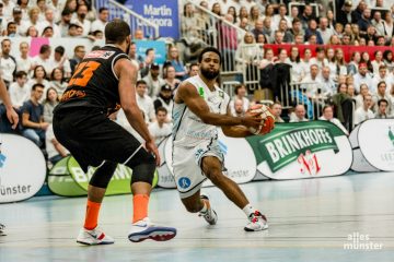 Point Guard Joseph Cooper will auch am kommenden Samstag wieder alles geben, wie hier beim 1. Heimspiel gegen Wiha Panthers Schwenningen. (Foto: Claudia Feldmann)