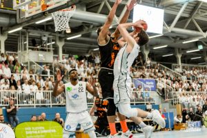 Anders als vor 2 Jahren müssen die WWU Baskets ihre Spiele in der Halle Berg Fidel zurzeit ohne Fans in der "Weißen Wand" austragen. Die Fans können die Play-Offs trotzdem verfolgen - im kostenlosen Livestream. (Archivbild: Claudia Feldmann)