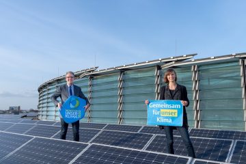 Umweltdezernent Matthias Peck und Ramona Leusch (Koordinierungsstelle für Klima und Energie) stellen die Städte-Challenge „Wattbewerb“ vor. (Foto: Stadt Münster/ Michael C. Möller)