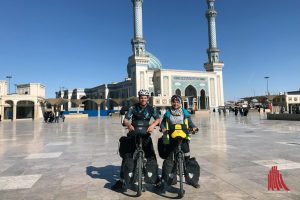 Magda Mayerhoffer und Manu Winkler auf dem Astane Platz vor der Imam Hassan Moschee in Qom, Iran. (Foto: privat)