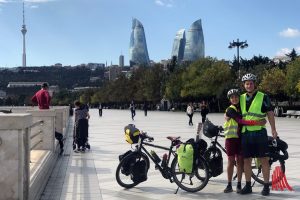 Vor den Flame-Towers in Baku (Aserbaidschan), bekannt aus dem Eurovision Song Contest 2012. (Foto: privat)