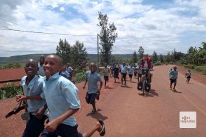 Ruanda zur Mittagszeit: Jede Menge Begleitung durch Schulkinder auf dem Heimweg. (Foto: privat)