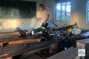 Zelten in Schulen ist in dicht bevölkerten Regionen Afrikas eine gute Alternative, wenn es keinen ruhigen Platz zum Wildcampen gibt. (Foto: Piggybackriders)