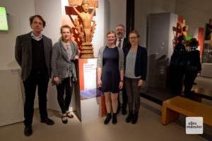 Prof. Dr. Achim Lichtenberger, Prof. Dr. Angelika Lohwasser, Saskia Erhardt, Dr. H.-Helge Nieswandt und Dr. Inken Rabbel (v.l.) mit einem Exponat der Ausstellung. (Foto: Michael Bührke)