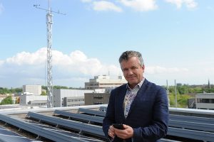 Prof. Dr. Otto Klemm vor der Wetterstation auf dem Dach der Geowissenschaften an der Corrensstraße. (Foto: WWU Münster)