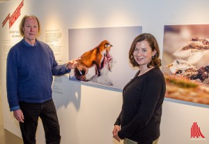 Michael Lohmann (GDT) und Sybill Ebers (Westfälisches Pferdemuseum) mit dem Siegerfoto des Wettbewerbs „Wildlife Photographer of the Year” von Don Gutoski. (Foto: th)