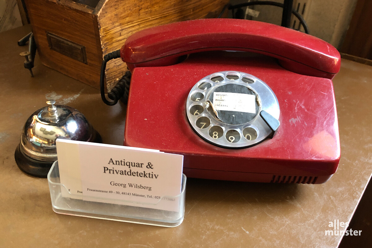 Das Telefon mit Wählscheibe und die Visitenkarten stehen nur während der Dreharbeiten im Antiquariat von Michael Solder. (Foto: Bührke)