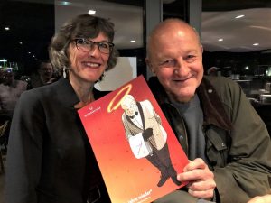 Gudrun Bruns, Leiterin der Krebsberatungsstelle, präsentiert mit Leonard Lansink den neuen Wildberg Adventskalender. (Foto: Markus Hauschild)