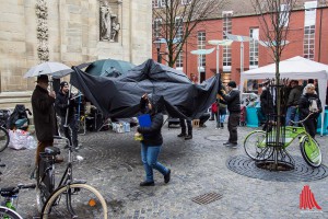 Es beginnt zu regnen. Im Nu werden Zelte und Pavillons aufgebaut. (Foto: th)