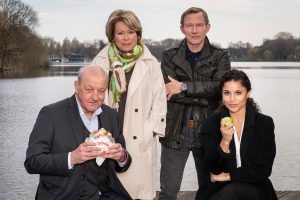 Auch beim Dreh am Aasee werden Lansink und Russek wieder von Patricia Meeden und Roland Jankowsky (v.r.) unterstützt (Foto: ZDF / Thomas Kost)