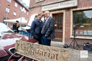 Die "Wilsberg"-Schauspieler Oliver Korittke und Leonard Lansink (re.) bei Dreharbeiten am Antiquariat im vergangenen Herbst. (Foto: Michael Bührke)