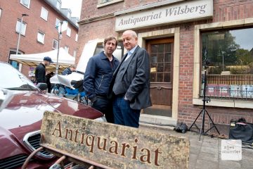 Oliver Korittke (l.) und Leonard Lansink haben wieder vor dem Antiquariat geparkt, um zwei weitere Wilsberg-Folgen zu drehen. (Foto: Bührke)