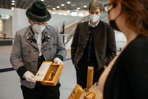 Der Museumsleiter Peter Fortner vom Bauernhausmuseum Rohrdorf im Achentaler Heimathaus (links im Bild) und der Rohrdorfer Bürgermeister Simon Hausstetter haben persönlich die Holzbücher für die Ausstellung "Alleskönner Wald" nach Münster gebracht. (Foto: LWL/Steinweg)