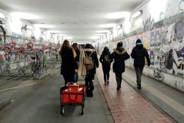 Mit dem Bollerwagen sind die Freiwilligen von youngcaritas zum Bremer Platz gezogen, um die Menschen vor Ort mit warmen Speisen und Getränken. (Foto: Caritas)