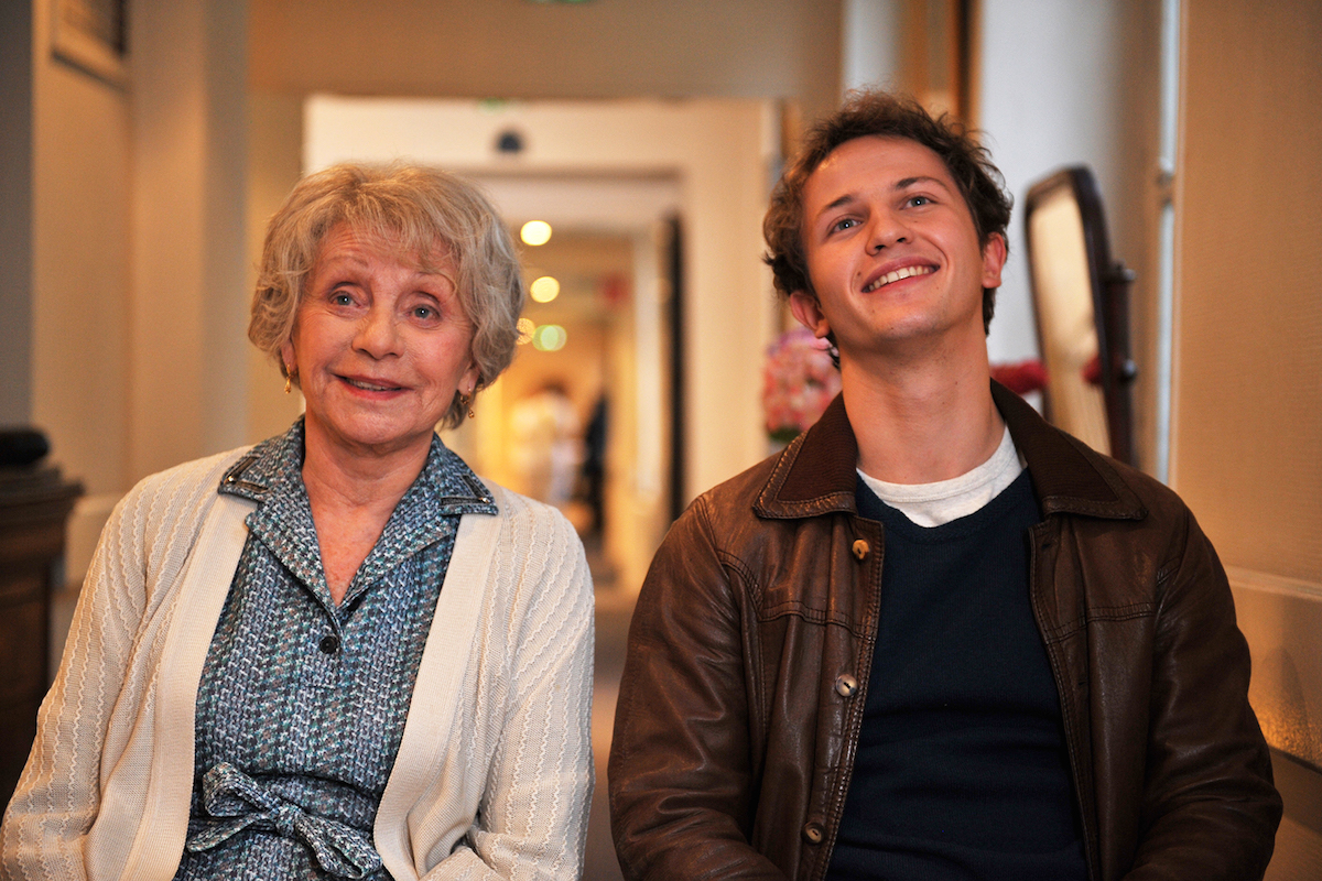 Madeleine (Annie Cordy) und ihr Enkelsohn Romain (Mathieu Spinosi) vergnügen sich im Altersheim mit rätselhafter Kunst. (Foto: Neue Visionen Filmverleih)