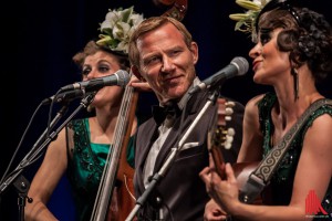 Roland Jankowsky macht nicht nur als "Overbeck" und Smoking-Träger eine gute Figur, sondern auch als Sänger. Hier bei einem Auftritt mit den Zucchini Sistaz. (Foto: sg)