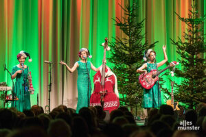 In der Friedenskapelle wird es mit den Zucchini Sistaz so richtig weihnachtlich. (Foto: Thomas M. Weber)