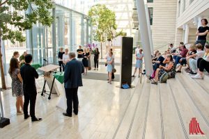 Während der Ausstellungseröfnung im Foyer der Bezirksregierung. (Foto: Michael Bührke) 