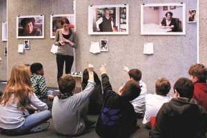 Die Berichte der Überlebenden trägt das Team von ZWEITZEUGEN e.V. durch Workshops auch in Schulen und außerschulische Einrichtungen. (Foto: ZWEITZEUGEN e.V.)