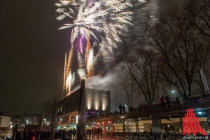 Auch das nass-kalte Wetter konnte die Gäste nicht davon abhalten, sich das beeindruckende Feuerwerk anzuschauen. (Foto: ml)