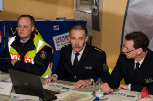 a_pol_th-1Polizeidirektor Udo Weiss (Mitte) erläutert die Unfallentwicklung der vergangen Jahre – links im Bild: Peter Hüser, Leiter der Autobahnpolizeiwache Recklinghausen, rechts: Andre Weiß, stellv. Chef der Autobahnpolizei (Foto: th)