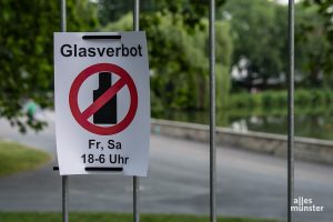 Fast zwei Sommer lang verhängte die Stadt ein durchgängiges Glasverbot am Aasee, in diesem Jahr nur an Feiertagen wie dem 1. Mai. (Archivbild: Thomas Hölscher)