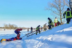 Die Feuerwehr Münster bei einer Eisrettungsübung am Sonntag auf dem Aasee. (Foto: Feuerwehr Münster)