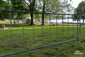 Schon "hinter Gittern", aber ruhig hatte der Freitagabend am Aasee begonnen. (Foto: Michael Wietholt)