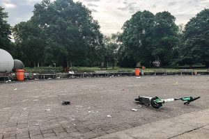 Das gute Wetter zieht viele Menschen an den Aasee, die auch Unmengen an Müll hinterlassen. (Foto: Oliver Nohe)