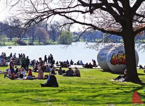 Vor allem bei schönem Sommerwetter hinterlassen die vielen Besucher am Aasee Spuren. (Foto: Tessa-Viola Kloep)