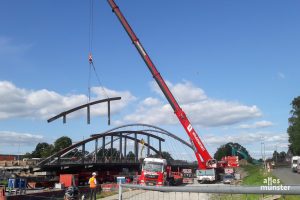 Eine Spezialfirma aus den Niederlanden nahm die Wolbecker-Straßen-Brücke gestern Stück für Stück auseinander. Dahinter ist die neue Brücke zu sehen. (Foto: Ralf Clausen)