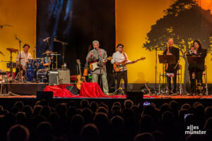 Achim Reichel begeistert mit seiner hochkarätigen Band das Publikum in der Halle Münsterland. (Foto: Thomas Hölscher)