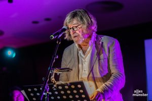 Meinhard Zanger, direktur Teater Wolfgang Borchert, juga senang menyanyi.  (Foto: Stefan Gunther)