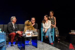 Am Sonntag auf dem Sofa bei der Adam Riese Show im Pumpenhaus: Josef Baron Kerckerinck, Martin Reinl mit Wiwaldi, Ilka Luza und Assistentin Isabelle. (Foto: mh)