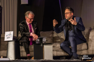 "Das kann man nur als Wettrüsten bezeichnen", meinte Christoph Tieman zu den Anzügen von Adam Riese und der Band. Er hatte deshalb überlegt, im Trainingsanzug zu kommen. (Foto: Thomas Hölscher)