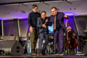 Ralph Caspers im Improspiel mit Christoph Tieman und "Showassistentin" Jens Heinrich Claassen als das Trio, das Helene Fischer im Vorschaubild für Kolosseum erdrosselte. (v.l.n.r.; Foto: Thomas Hölscher)